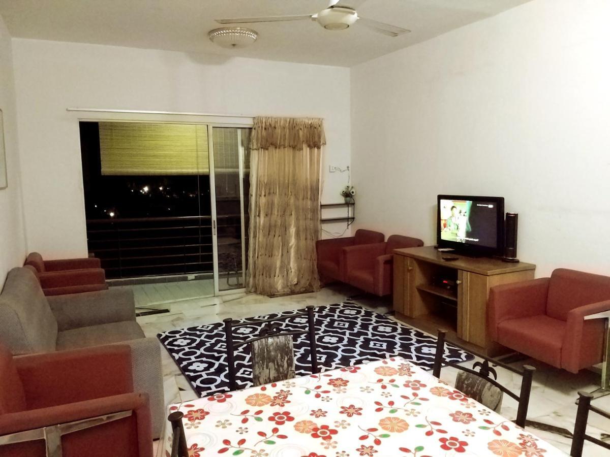 Homestay Haizal Telok Kemang Петалинг Джая Екстериор снимка