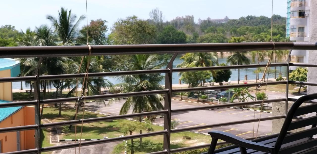Homestay Haizal Telok Kemang Петалинг Джая Екстериор снимка